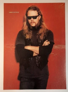 METALLICA ~ James Hetfield in occhiali da sole braccia incrociate ~ pagina rivista PINUP - Foto 1 di 1