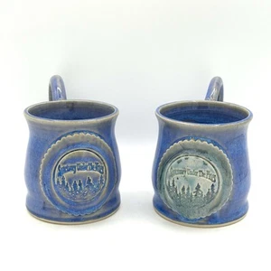 Zwei Kunstkeramik 12 Unzen Becher Heiligtum unter den Kiefern blau signiert Cottagecore - Bild 1 von 11