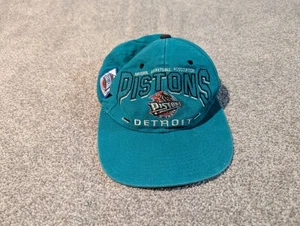Cappello Berretto Vintage Detroit Pistons Snapback Teal Blue Lee Sport Spellout anni 90  - Foto 1 di 11