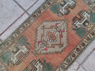 Anatolian Oushak Rug 104x51 cm – Coral Field, Teal Tribal Corners - Image 1 of 4