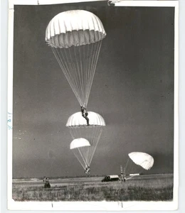 Action Shot TRAINING PARATROOPER MARINES Vintage Military 1940s Press Photo - Picture 1 of 2