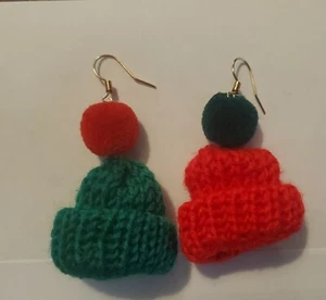 Weihnachten Beanie Ohrringe grün mit roter Kugel Schnee gestrickt neu  - Bild 1 von 3