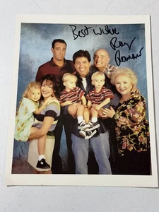 EVERYBODY LOVES RAYMOND CBS CAST PHOTO SIGNED BY RAY RAMANO AUTOGRAPH - Picture 1 of 3