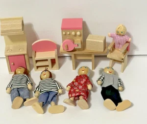 Small Wooden Dollhouse Furniture Unbranded Mom Baby Gma Gpa Dolls - Picture 1 of 4