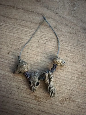 1/6 Hot Toys Alien vs. Predator Bone Necklace for Action Figure Trophy - Image 1 of 2