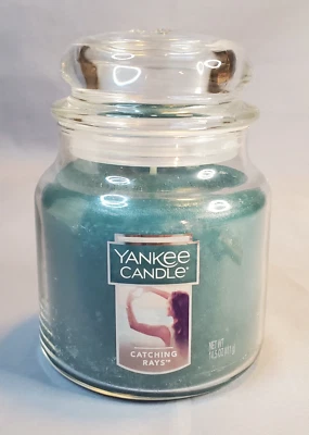 Tarro clásico Yankee Candle Catching Rays mediano 14,5 oz cera azul verdoso calentador de casa Foto 1 de 4