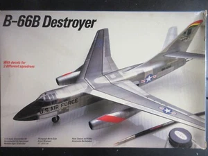 TESTORS ITALERI 1/72 DOUGLAS B-66B DESTROYER #677 Vintage - Bild 1 von 2