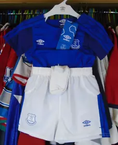 EVERTON 2017 HOME UMBRO MAGLIA CALCIO PANTALONCINI KIT COMPLETO BAMBINO 12-18 MESI NUOVA CON ETICHETTE - Foto 1 di 5