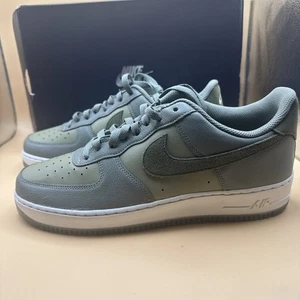 Talla 10 Hombre Nike Air Force 1 '07 LV8 Estuco Oscuro Medio Oliva. ¡Nuevo! - Imagen 1 de 22