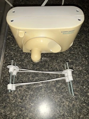 Abridor de latas bajo encimera Black & Decker Space Maker EC85 con afilador y herrajes Foto 1 de 4