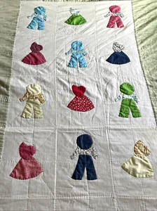 Edredón cortador vintage hecho a mano 95 pulgadas X 75 pulgadas niños en gorros firmado - Imagen 1 de 9