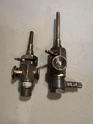 一对早期诺顿/皇家恩菲尔德黄铜燃料宠物袜。 标记 C.M.C. & ENOTZ?? — 第 1/4 张图片