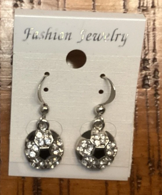Pendientes pequeños colgantes de fútbol de cristal de moda para mujer Foto 1 de 1