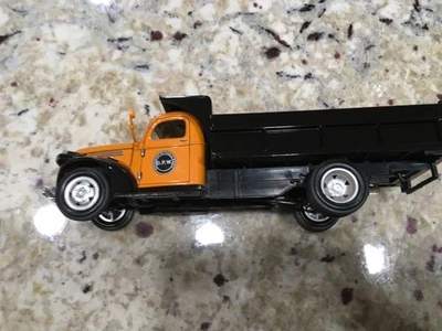 NMMM 1/32 1941 D.P.W. Camión de volteo Chevy de plataforma plana. Foto 1 de 4