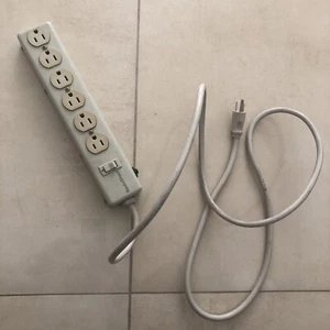 Heavy Duty Power Strips With -Switch - 5 Outlets -Radio Shack - Picture 1 of 2