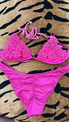 ÚNICO CONEJITO DE PLAYA FLORES FATALES en ROSA 🌸🌸🌸 Foto 1 de 4