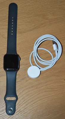 Apple Watch 6 mit Sportarmband + Ladekabel - schwarz - Bild 1 von 4