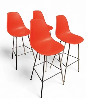 Taburetes de mostrador Herman Miller Eames de plástico moldeado naranja Foto 1 de 4