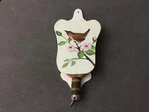 VINTAGE WANDBEHANG BESEN BESEN UND HALTER BEMALT VOGEL - Bild 1 von 17