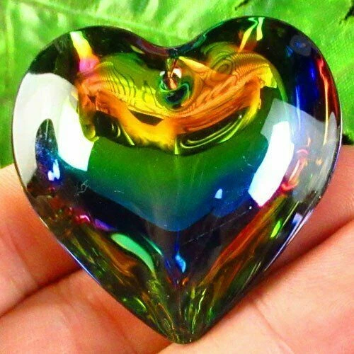 Hermoso colgante de cristal de titanio arco iris en forma de corazón Foto 1 de 1