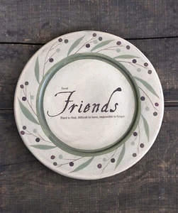 Plato de madera decorativo cita amigos marfil con vid de bayas decoración primitiva 9,5 pulgadas - Imagen 1 de 2