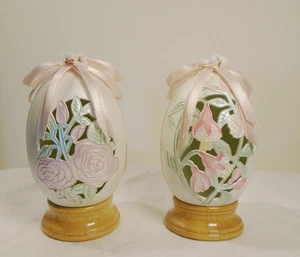 Dos huevos de Pascua decorativos Joanne Hunot diseños florales bases de madera 1990 Enesco - Imagen 1 de 4
