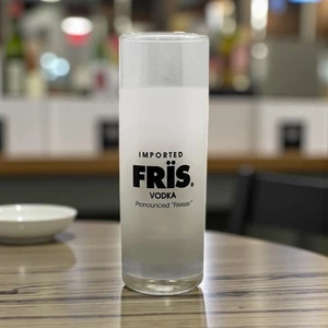 Importiertes Fris Vodka Milchglas Schnapsglas Neu ohne Etikett "Iced" Shot - Bild 1 von 5