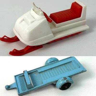 Juego 1970 Tootsie Juguete Plástico Gato de Nieve Moto de Nieve Trineo Artico con Remolque de Metal Foto 1 de 4