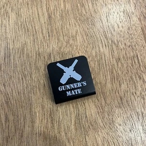 U.S. NAVY Gunner’s Mate Badge Metal Hat Clip Cap Black Gray USN NEW - Picture 1 of 3