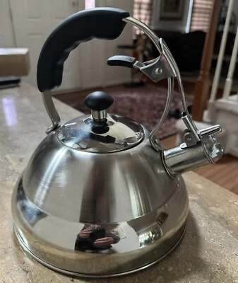 Tetera Tramontina 18/10 acero inoxidable 2 cuartos mango aislado Foto 1 de 4