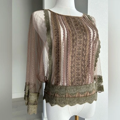 Top kimono mediano de encaje bordado Free People Like verde oliva topo espalda dividida Foto 1 de 4