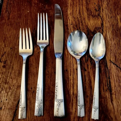 1 CONFIGURAÇÃO DE LUGAR Talheres Nobility SilverPlate “Caprice” ART DECO 1937 BRILHANTE 5 peças - Imagem 1 de 4