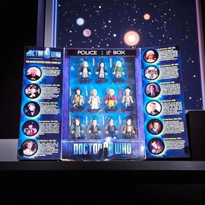 Doctor Who "The Eleven Doctors" Mikrofiguren Set 11 Figuren TARDIS Box NEU 2009 - Bild 1 von 7