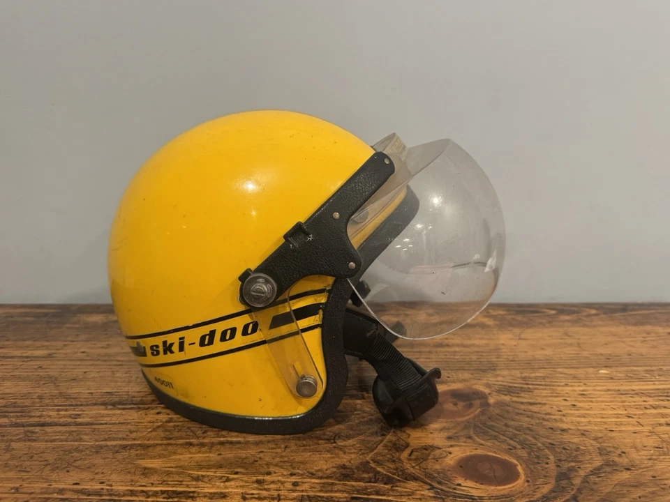 Casco de moto de nieve Ski-Doo vintage y visera de burbujas amarillo Foto 1 de 4