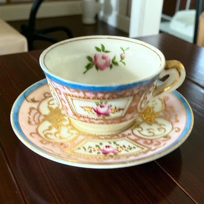 Taza de té y platillo de porcelana miniatura pintado a mano - Japón ocupado - oro rosa Foto 1 de 4