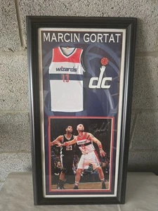 Marcin Gortat foto autografata firmata Washington DC Wizards NBA con cornice maglia - Foto 1 di 8