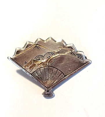 Botón plateado. Abanico grabado y realista. Marcado. Mediano. Foto 1 de 4