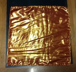 Herren Neu Einstecktuch Einstecktuch Rot Golden Glänzend Dünn Satin Handarbeit  - Bild 1 von 4