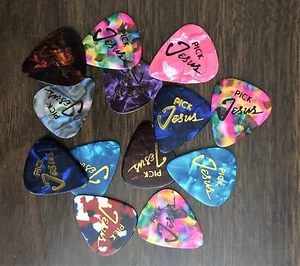 Pick JESUS Guitar picks - 100 Pack - Bible Verse Romans 10:13 E5021404 - Picture 1 of 2