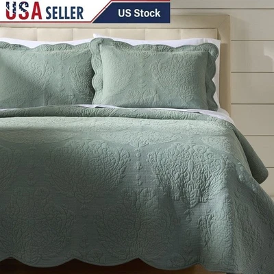 Paisley Medallion Cotton Quilt Scalloped Edges Hypoallergenic Machine Washable - Image 1 of 4