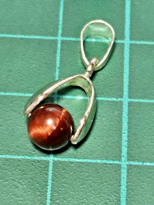 Vintage Red Tiger Eye Dangle  Pendant in a 18kgp White Gold Setting Stamped Foto 1 de 4