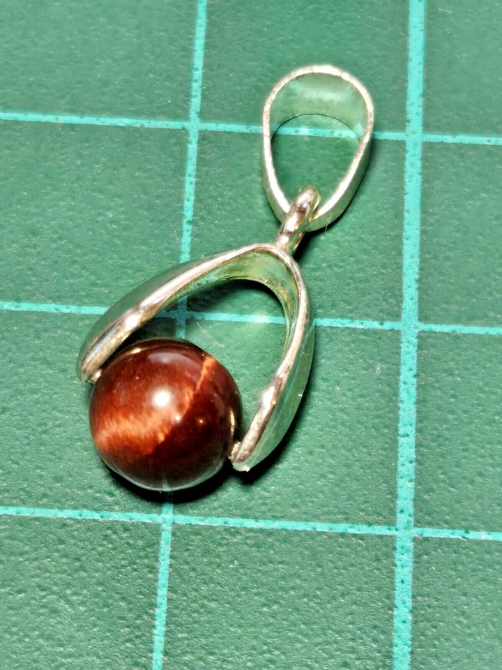Vintage Red Tiger Eye Dangle  Pendant in a 18kgp White Gold Setting Stamped Foto 1 de 4