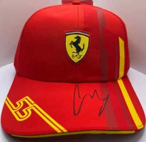 Gorra roja firmada por Carlos Sainz piloto de la Scuderia Ferrari 2021-2024 + certificado de autenticidad del concesionario - Imagen 1 de 2
