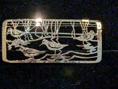 Broche Vintage Firmado Wild Bryde Gaitero Pájaros Orilla Agua Rectángulo Tono Dorado Foto 1 de 3