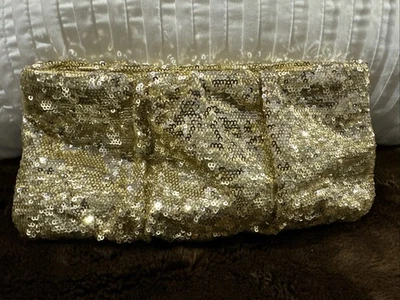 Cartera de noche Steve Madden de lentejuelas doradas con cremallera Foto 1 de 3