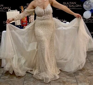 Abendkleid mit Schleppe zu verkaufen. - Bild 1 von 8