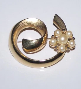 Gold Plated Circular Pearl Beaded Brooch Pin -1.5x2 inch - Picture 1 of 2
