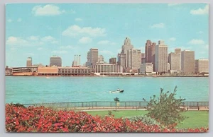 Postal del horizonte del río Detroit Michigan desde Dieppe Park en Windsor Canadá - Imagen 1 de 2
