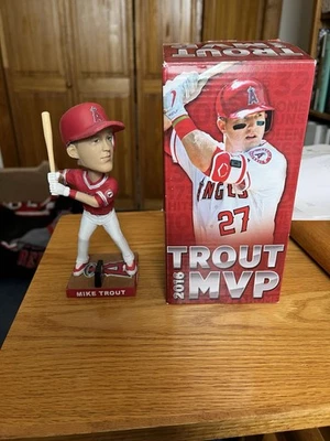 Mike Trout 2016 MVP Bobblehead SGA 1 de 3 — Los Angeles Angels Foto 1 de 4