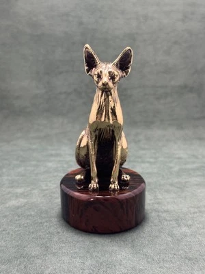 Art Deco.Estatuilla de gato Esfinge, estatuilla de bronce fundido, escultura pedestal obsidiana. Foto 1 de 4